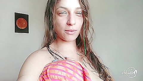 Brunette model masturbates and gets her pussy stretched