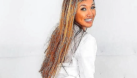 Brunette with a big ass is in vr porn and gets fucked